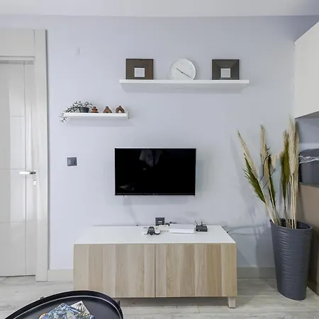 Studio Flat W Shared Pool And Garden In Appartement *