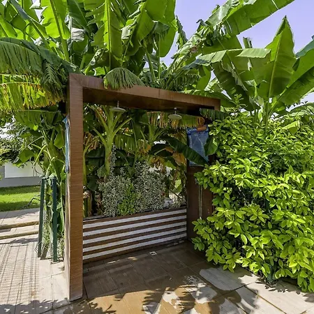 Studio Flat W Shared Pool And Garden In Appartement