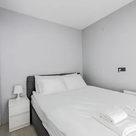 Appartement Studio Flat W Shared Pool And Garden In *