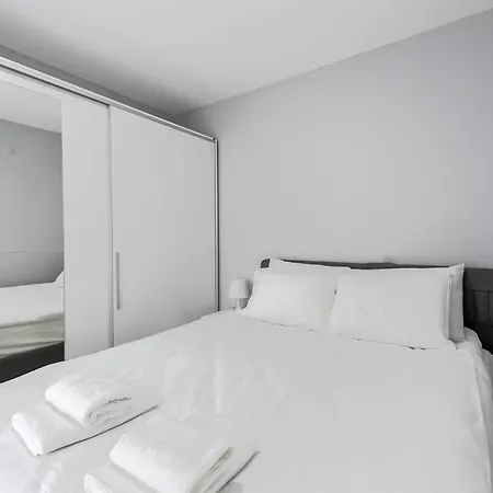 Appartement Studio Flat W Shared Pool And Garden In