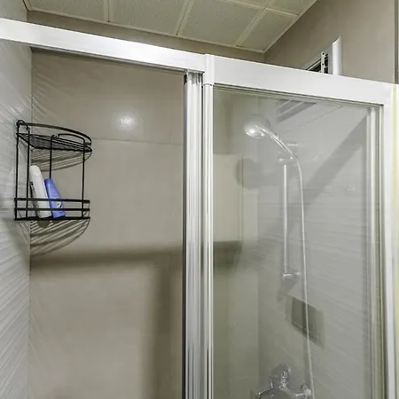 Studio Flat W Shared Pool And Garden In