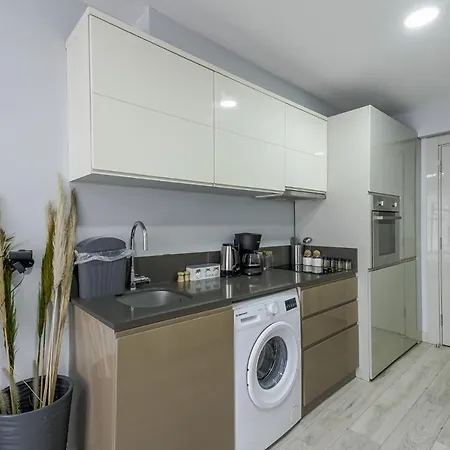 Studio Flat W Shared Pool And Garden In Lejlighed